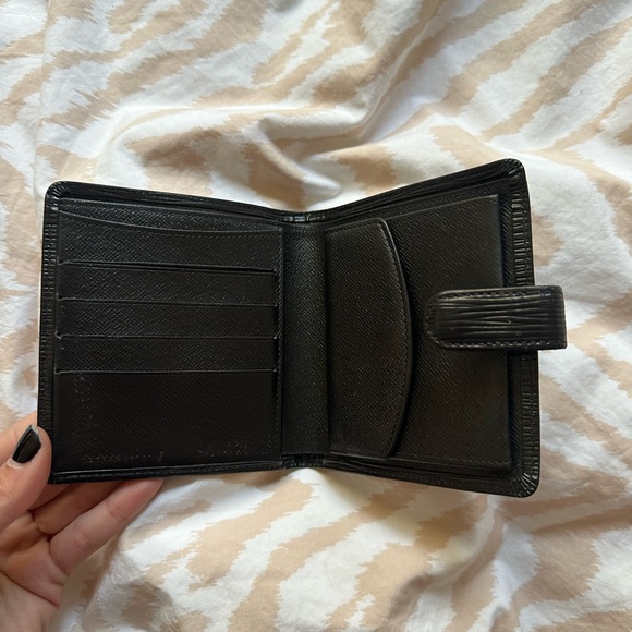 Louis Vuitton epi leather wallet. Perfect condition. - Picture 5 of 10